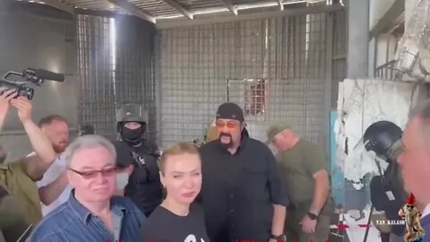 Steven Seagal en DNR voit de ses propres yeux le missile américain qui a détruit le camp à Yelenivka