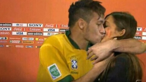 Neymar kisses Casillas's girlfriend Sara Carbonero