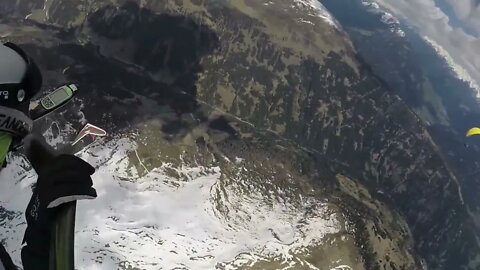 (Sport 10)/A glider circling the snowy mountains is like a fairyland