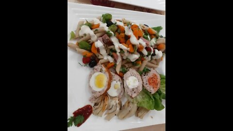 Salade de légumes et pâtes accompagnés de roulet de viande hachée de poulet farcie aux œufs