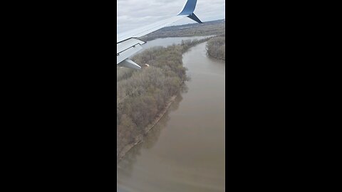 Airplane Landing at Minneapolis–Saint Paul International Airport