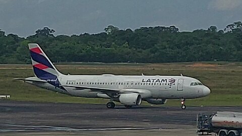 Airbus A320 PR-MYH taxia após pousar em Manaus vindo de Brasília