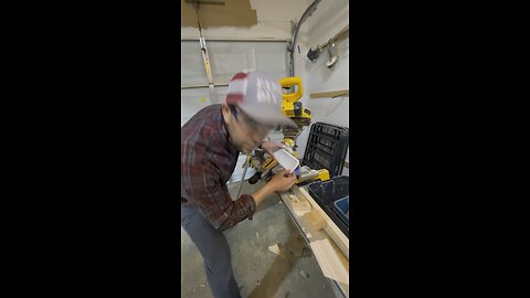 Cutting crown molding
