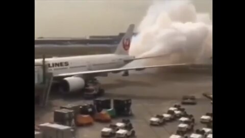 AIRPLANE RELEASED CHEMTRAILS☢️💨✈️AT AIRPORT JUST BEFORE TAKE OFF💨✈️💫