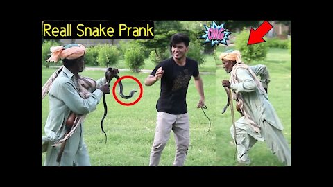 REAL SNAKE PRANK - EPIC SNAKE PRANK IN PAKISTAN - FUNNY REACTION
