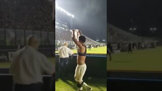 Andrey Santos comemorando com a torcida - Vasco 4x0 CRB