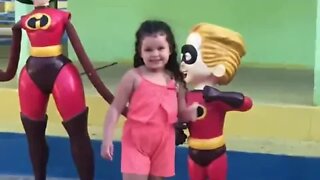 BRINCANDO NO PARQUE AQUATICO, ENCONTREI OS INCRÍVEIS #marvel #parqueaquatico #infantil #viral