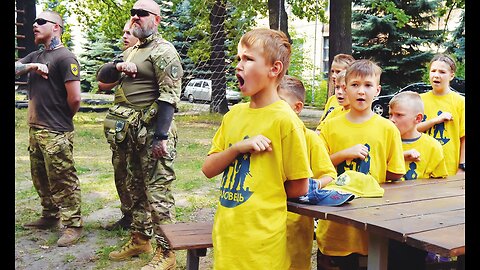 Niños ucranianos siendo adoctrinados y entrenados por los nazis del regimiento Azo