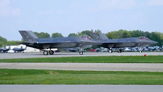 Two F-35 Lightnings Take Off and Low Pass Flyby From F-22 Raptor at Oshkosh 2019
