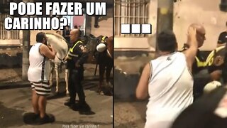 Homem perguntando ao policial se pode fazer um carinho sem falar em quem era