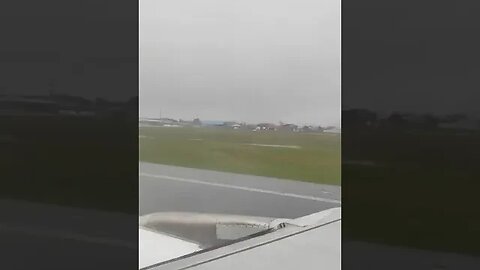 Passageira filma falha em motor de avião da Latam durante aterrissagem em Florianópolis