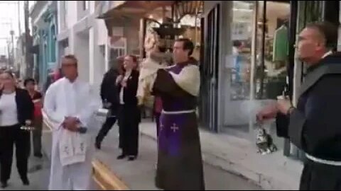 Frailes Franciscanos del templo de la Merced llevan el Santísimo a visitar las calles