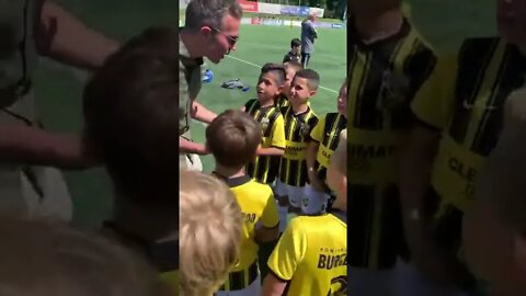 Robin Van Persie geeft tips aan de Vitesse jeugd op zijn eigen Robin Van Persie toernooi. Legend.