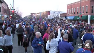 Lawrence fans, businesses cheer on KU basketball