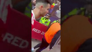 Cristiano Ronaldo derrubando celular de torcedor adversário no chão