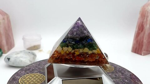 Pyramide Orgonite 7 Chakras Pierres Naturelles | Fleur de Vie en Cuivre et Copeaux