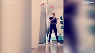 Une acrobate se sert de papier toilette pour son numéro