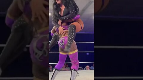 Gia Scott plants Mandy Leon with a Bearhug Spine buster 🔥