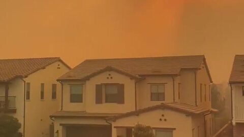 Smoke from Silverado wildfire creates red sky in Irvine, California