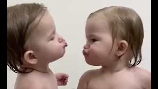 Gêmeas aprendem a dar beijinhos