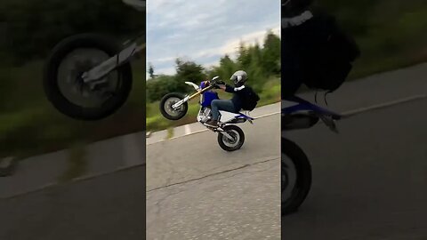 BIKER TAUNTS COPS WITH WHEELIES🚔