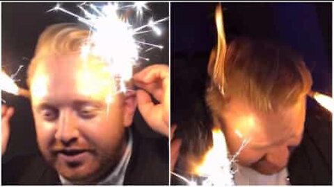 Un homme incendie ses propres cheveux avec des bougies à étincelles