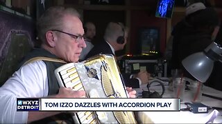 Tom Izzo hosts annual holiday accordion sing-along