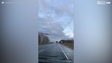 Un avion vole dangereusement bas en Russie