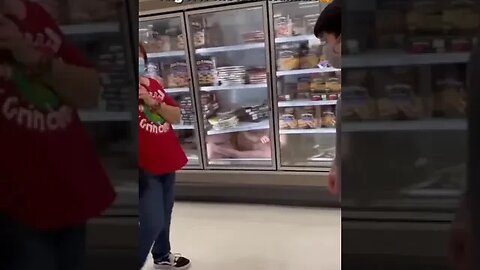 Mulher entra dentro do freezer de um supermercado e clientes ficam intrigados