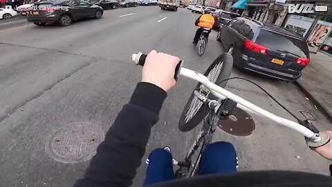 BMX'er på baghjul gennem travl NY-trafik!