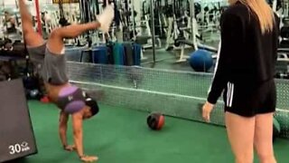 Man turns gym fail into amazing handstand