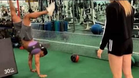 Man turns gym fail into amazing handstand