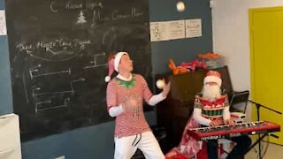 Juggling performance livens up kids' Christmas