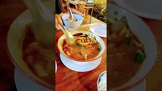ต้มยำรังไข่ คะน้าหมูกรอบ | Ovary #Tom #Yum Soup with Chinese Kale and Crispy ฿Pork Belly