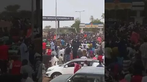 النيجر طالبوا اليوم بعد صلاة الجمعة بطرد القوات الفرنسية من بلادهم.