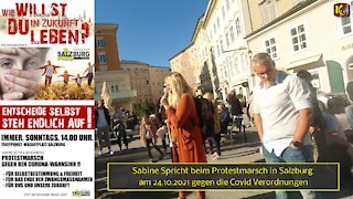 Sabine Spricht beim Protestmarsch in Salzburg am 24.10.2021 gegen die Covid Verordnungen