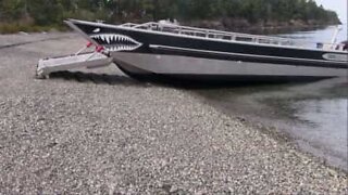 Una barca con piedi meccanici