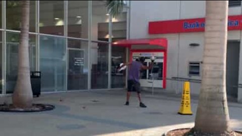 Homem revoltado com banco atira pedras e quebra vidro