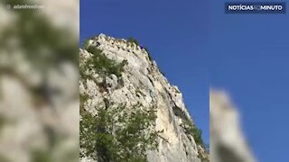 Paraquedista faz salto incrível em Riva, na Itália