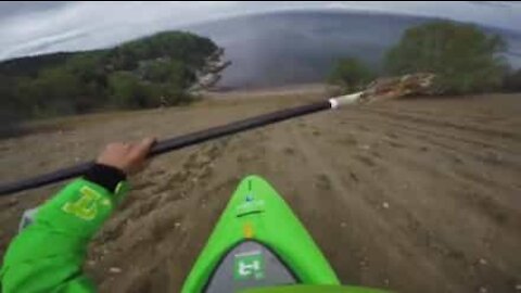 Incredibile! Questo kayak entra in acqua a tutta velocità