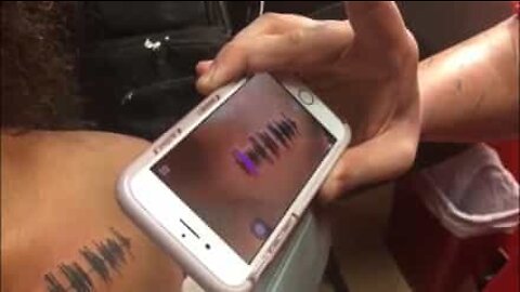 Flicka tatuerar i ljudvågorna från sin mormors sista meddelande, innan hon dog