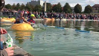 Senhor utiliza uma abóbora como canoa