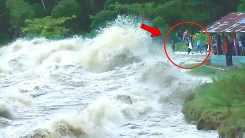 'TSUNAMI-LIKE WAVES' Hit Village in Indonesia (Tidal Bore) | Kampar River (Sumatra)