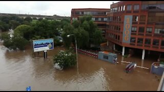 SOUTH AFRICA - Pretoria - Flooding in Centurion (Video) (QFv)