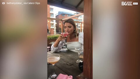 Cette femme casse son verre après avoir bu son cocktail d'une traite