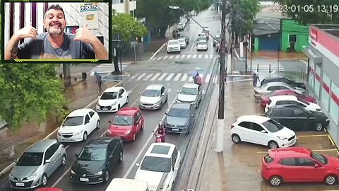 LADRÃO ROUBA MOTO NA CARA DURA EM PLENO CENTRO MOVIMENTADO