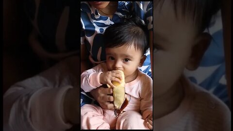 how a 7 months old baby eats banana 🍌