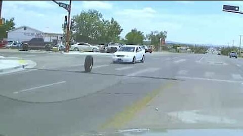 Ce chauffeur perd une roue qui va heurter une voiture arrivant en face