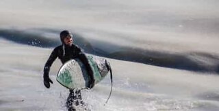 Surfistas aventuram-se em ondas congeladas de Massachusetts