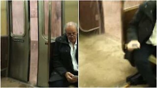Il momento in cui la metro di New York viene invasa dalla pioggia